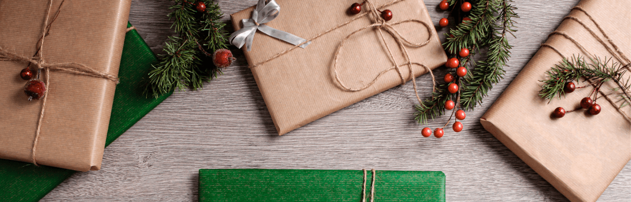 Ozdobione prezenty zapakowane w papier KRAFT